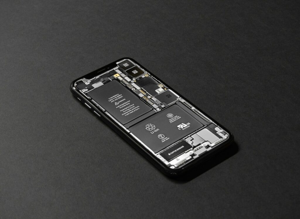Płyta główna i bateria telefonu Iphone bez tylnych plecków.