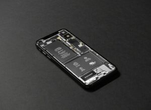 Płyta główna i bateria telefonu Iphone bez tylnych plecków.